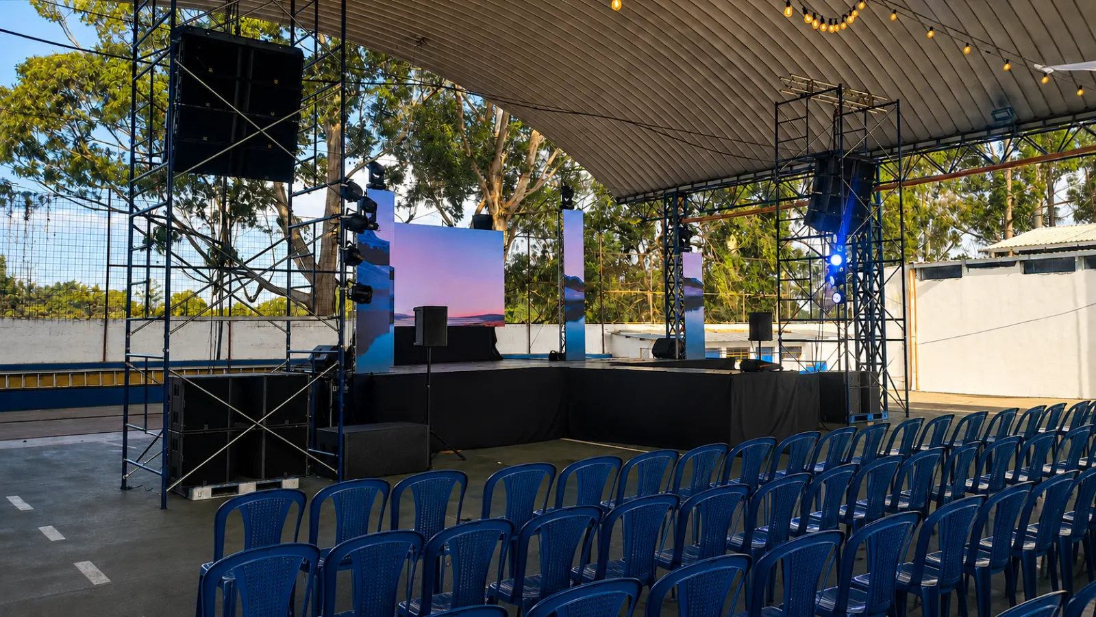 Pantallas LED de escenario en evento al aire libre